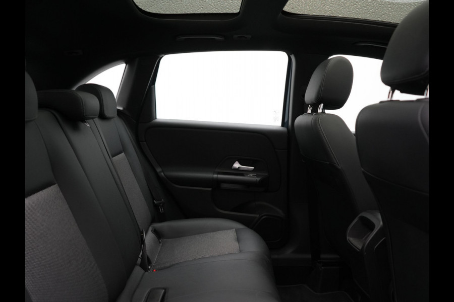 Mercedes-Benz B-Klasse 250 e Plug In Hybrid 218pk Dealer O.H PHEV | Panodak | Camera | Multibeam LED | Parkassist | Stoelverwarming | Navi Full Map | 17"L.M | Climate Control |