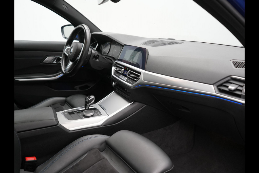 BMW 3 Serie 318i M Sport Shadow 156pk Dealer O.H | Panodak | Alcantara Sportstoelen Verwarmd | Camera & Parkassist | Keyless | Hifi Audio | Apple Carplay | 18"L.M | Sfeerverlichting |