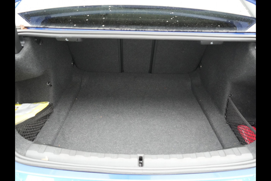 BMW 3 Serie 318i M Sport Shadow 156pk Dealer O.H | Panodak | Alcantara Sportstoelen Verwarmd | Camera & Parkassist | Keyless | Hifi Audio | Apple Carplay | 18"L.M | Sfeerverlichting |