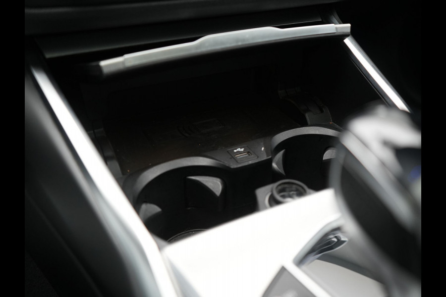 BMW 3 Serie 318i M Sport Shadow 156pk Dealer O.H | Panodak | Alcantara Sportstoelen Verwarmd | Camera & Parkassist | Keyless | Hifi Audio | Apple Carplay | 18"L.M | Sfeerverlichting |