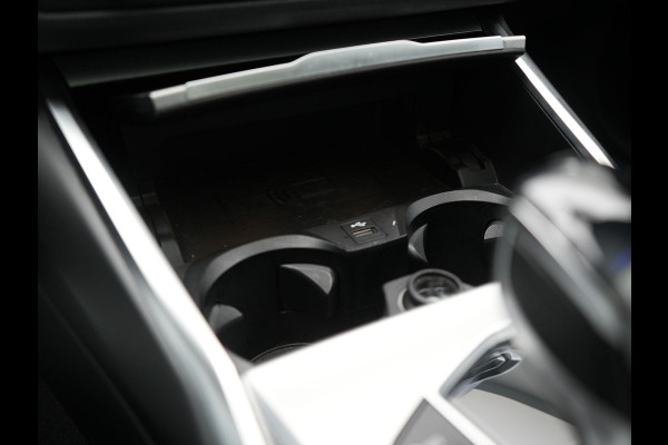 BMW 3 Serie 318i M Sport Shadow 156pk Dealer O.H | Panodak | Alcantara Sportstoelen Verwarmd | Camera & Parkassist | Keyless | Hifi Audio | Apple Carplay | 18"L.M | Sfeerverlichting |