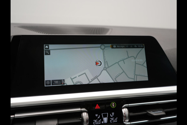 BMW 3 Serie 318i M Sport Shadow 156pk Dealer O.H | Panodak | Alcantara Sportstoelen Verwarmd | Camera & Parkassist | Keyless | Hifi Audio | Apple Carplay | 18"L.M | Sfeerverlichting |