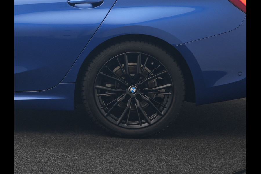 BMW 3 Serie 318i M Sport Shadow 156pk Dealer O.H | Panodak | Alcantara Sportstoelen Verwarmd | Camera & Parkassist | Keyless | Hifi Audio | Apple Carplay | 18"L.M | Sfeerverlichting |