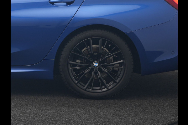 BMW 3 Serie 318i M Sport Shadow 156pk Dealer O.H | Panodak | Alcantara Sportstoelen Verwarmd | Camera & Parkassist | Keyless | Hifi Audio | Apple Carplay | 18"L.M | Sfeerverlichting |