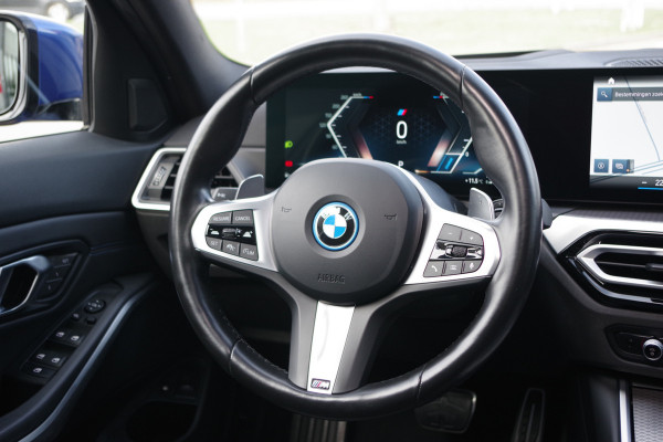 BMW 3 Serie Touring 330e 293 PK xDrive M Sport Pro PHEV, Panoramadak, Kuipstoelen, Head-Up, Adap. Cruise Control