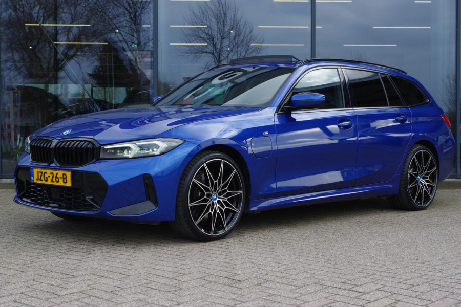 BMW 3 Serie Touring 330e 293 PK xDrive M Sport Pro PHEV, Panoramadak, Kuipstoelen, Head-Up, Adap. Cruise Control