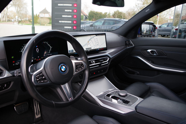BMW 3 Serie Touring 330e 293 PK xDrive M Sport Pro PHEV, Panoramadak, Kuipstoelen, Head-Up, Adap. Cruise Control
