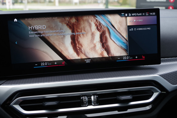 BMW 3 Serie Touring 330e 293 PK xDrive M Sport Pro PHEV, Panoramadak, Kuipstoelen, Head-Up, Adap. Cruise Control