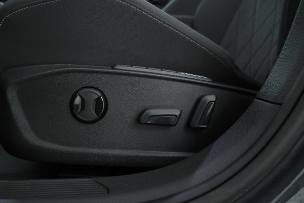 Volkswagen Golf Variant 1.0 eTSI Life Automaat, Navigatie, Digital Dash