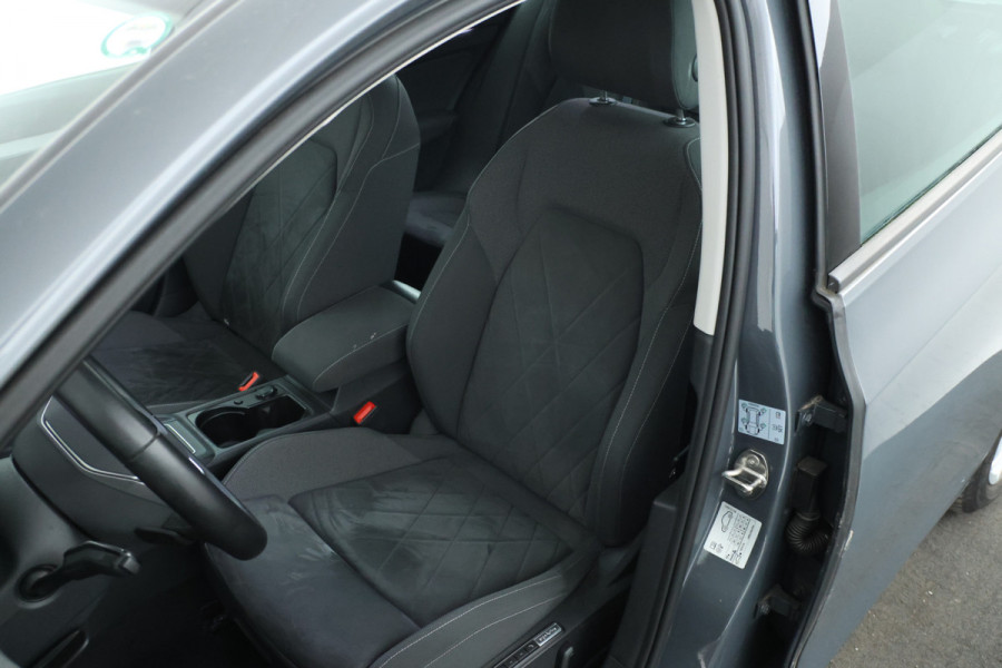 Volkswagen Golf Variant 1.0 eTSI Life Automaat, Navigatie, Digital Dash