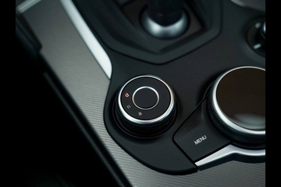Alfa Romeo Giulia 2.0T B-Tech | Pano-dak | Veloce stoelen | Adapt. cruise