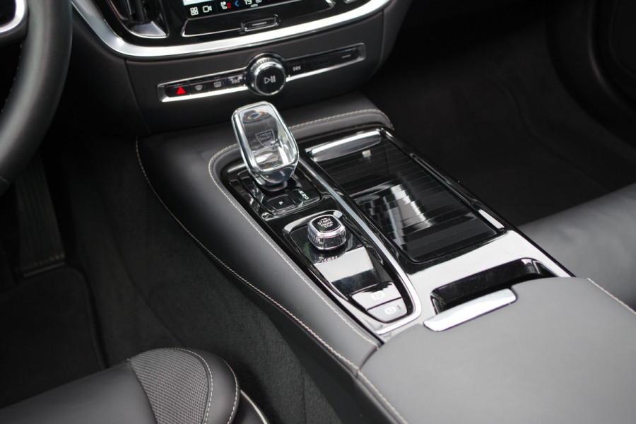 Volvo V60 2.0 T6 Plug-in Hybrid AWD 350 PK Ultimate Dark Long Range, Panoramadak, Trekhaak, H/K Sound, Adap. Cruise Control