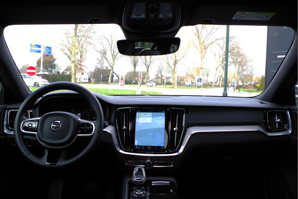 Volvo V60 2.0 T6 Plug-in Hybrid AWD 350 PK Ultimate Dark Long Range, Panoramadak, Trekhaak, H/K Sound, Adap. Cruise Control