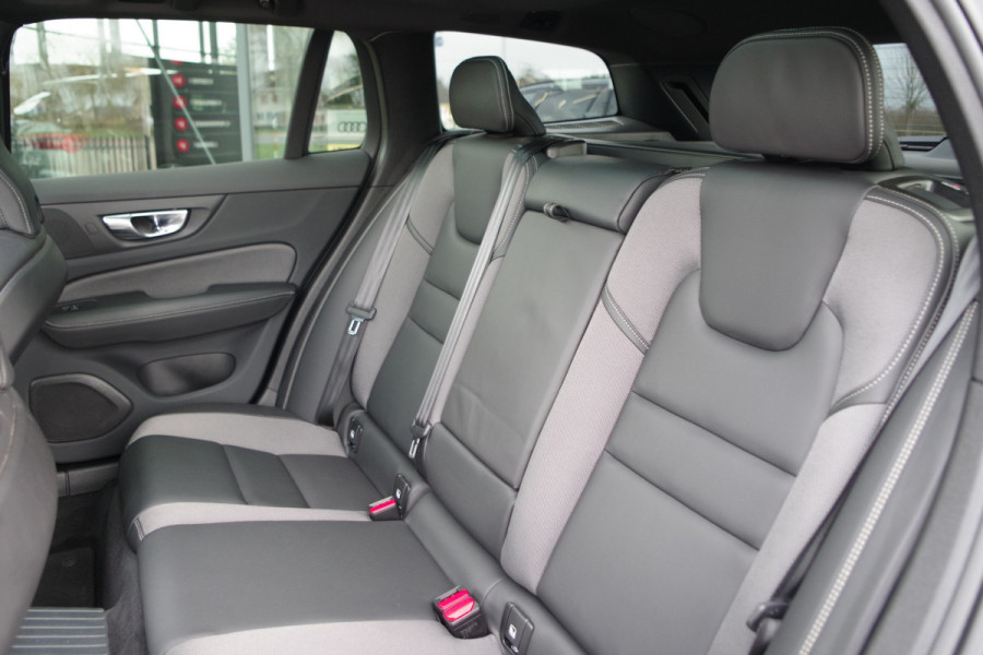 Volvo V60 2.0 T6 Plug-in Hybrid AWD 350 PK Ultimate Dark Long Range, Panoramadak, Trekhaak, H/K Sound, Adap. Cruise Control