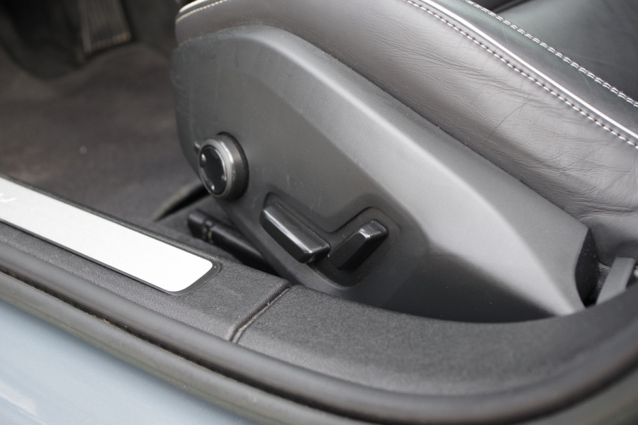 Volvo V60 2.0 T6 Plug-in Hybrid AWD 350 PK Ultimate Dark Long Range, Panoramadak, Trekhaak, H/K Sound, Adap. Cruise Control