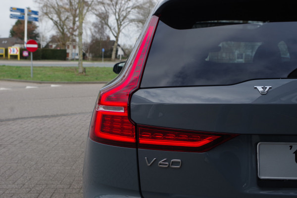 Volvo V60 2.0 T6 Plug-in Hybrid AWD 350 PK Ultimate Dark Long Range, Panoramadak, Trekhaak, H/K Sound, Adap. Cruise Control