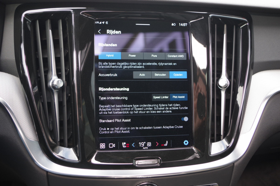 Volvo V60 2.0 T6 Plug-in Hybrid AWD 350 PK Ultimate Dark Long Range, Panoramadak, Trekhaak, H/K Sound, Adap. Cruise Control