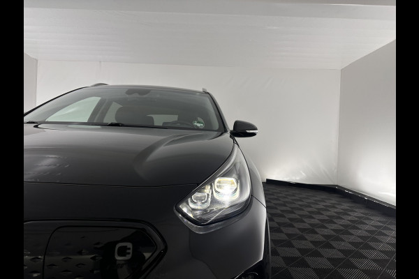 Kia e-Niro ExecutiveLine 64 kWh [ 3-Fase ] {SOH-100%} (INCL-BTW) Aut.*LEATHER | FULL-LED | NAVI-FULLMAP | ADAPTIVE-CRUISE | CAMERA | MEMORY-PACK | LANE-ASSIST | KEYLESS | DIGI-COCKPIT | PRIVACYGLASS | SHIFTPADDLES | 17"ALU*