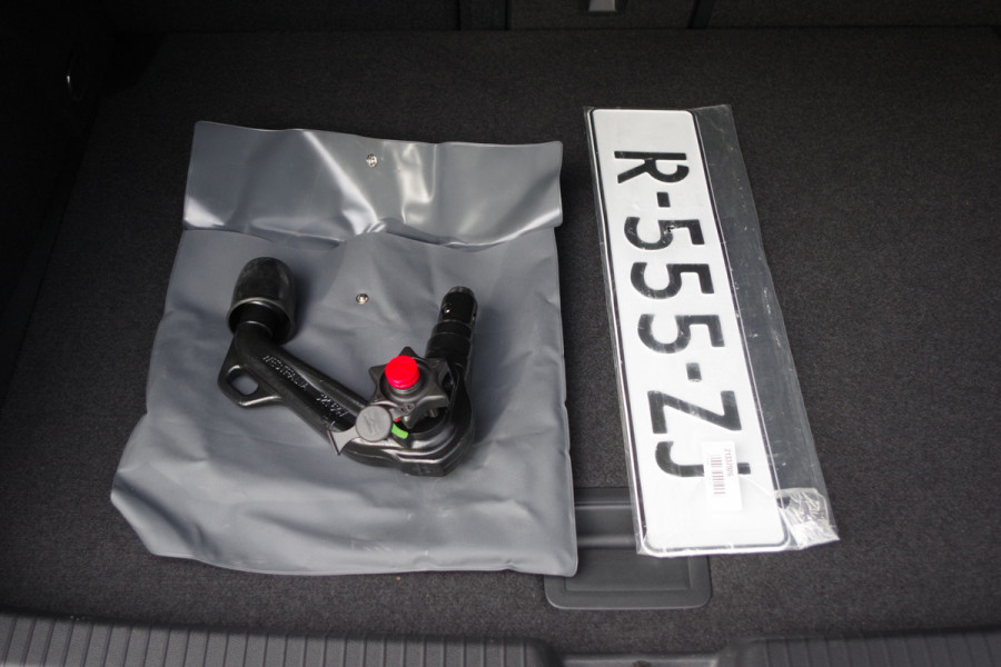 Volkswagen Golf 1.5 TSI R-Line BNS+, Trekhaak, Sportstoelen, Adap. Cruise Control, Winterpakket, Camera