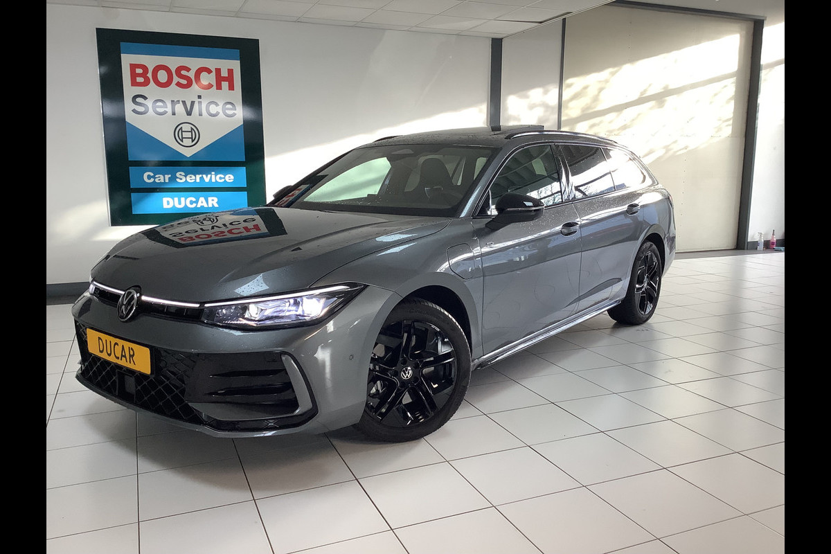 Volkswagen Passat Variant 1.5 eHybrid R-Line Edition 200 KW Panoramadak /trekhaak /IQ Light /220v aansluiting 2 elec stoelen met geheugen