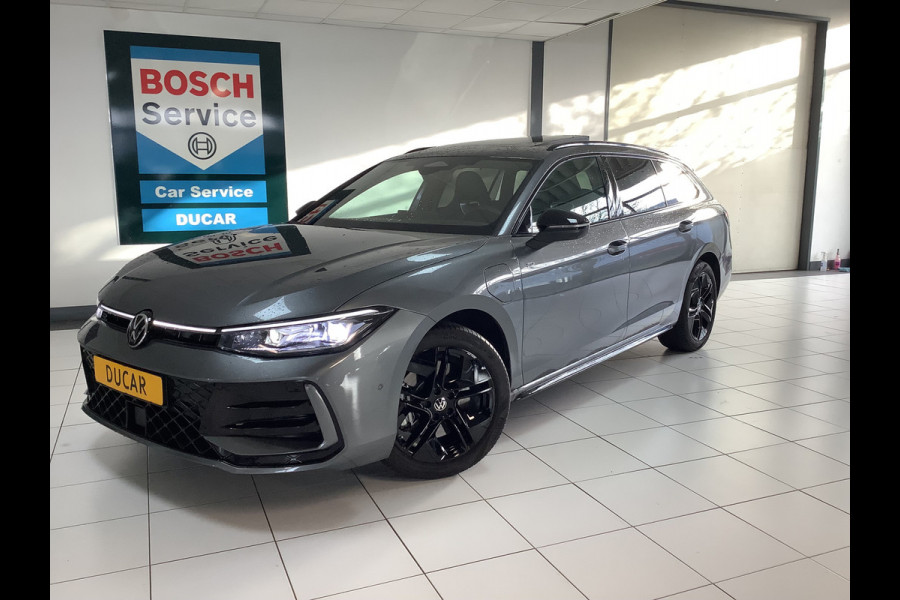 Volkswagen Passat Variant 1.5 eHybrid R-Line Edition 200 KW Panoramadak /trekhaak /IQ Light /220v aansluiting 2 elec stoelen met geheugen