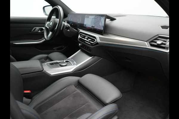 BMW 3 Serie Touring 320e M Sport FACELIFT MODEL Plug In Hybrid Dealer O.H PHEV | Panodak | Trekhaak af Fabriek | Adaptive Cruise |  Alcantara Sportstoelen Memory | Widescreen Navi | Keyless | Sfeerverlichting | Apple Carplay | 18"L.M |