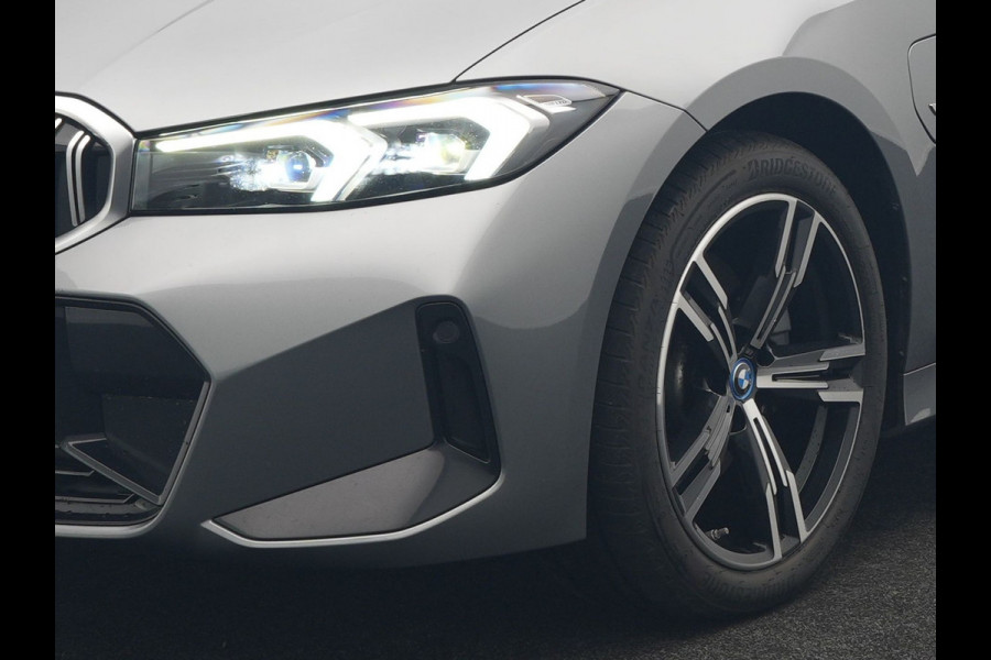 BMW 3 Serie Touring 320e M Sport FACELIFT MODEL Plug In Hybrid Dealer O.H PHEV | Panodak | Trekhaak af Fabriek | Adaptive Cruise |  Alcantara Sportstoelen Memory | Widescreen Navi | Keyless | Sfeerverlichting | Apple Carplay | 18"L.M |