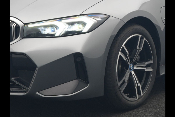 BMW 3 Serie Touring 320e M Sport FACELIFT MODEL Plug In Hybrid Dealer O.H PHEV | Panodak | Trekhaak af Fabriek | Adaptive Cruise |  Alcantara Sportstoelen Memory | Widescreen Navi | Keyless | Sfeerverlichting | Apple Carplay | 18"L.M |