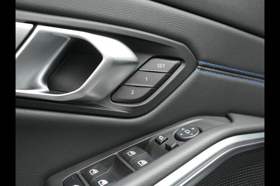 BMW 3 Serie Touring 320e M Sport FACELIFT MODEL Plug In Hybrid Dealer O.H PHEV | Panodak | Trekhaak af Fabriek | Adaptive Cruise |  Alcantara Sportstoelen Memory | Widescreen Navi | Keyless | Sfeerverlichting | Apple Carplay | 18"L.M |