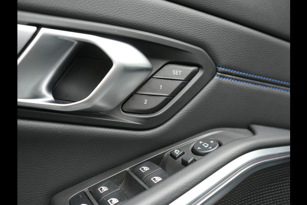 BMW 3 Serie Touring 320e M Sport FACELIFT MODEL Plug In Hybrid Dealer O.H PHEV | Panodak | Trekhaak af Fabriek | Adaptive Cruise |  Alcantara Sportstoelen Memory | Widescreen Navi | Keyless | Sfeerverlichting | Apple Carplay | 18"L.M |