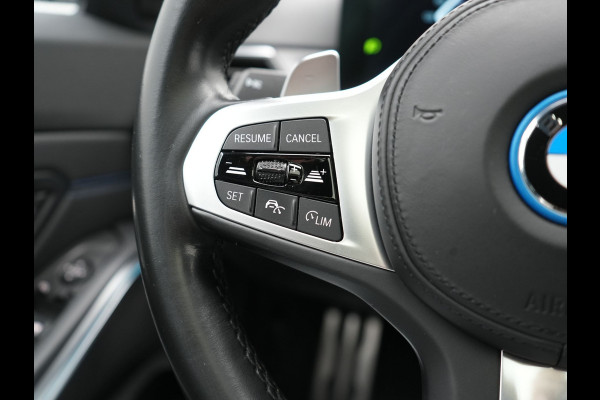 BMW 3 Serie Touring 320e M Sport FACELIFT MODEL Plug In Hybrid Dealer O.H PHEV | Panodak | Trekhaak af Fabriek | Adaptive Cruise |  Alcantara Sportstoelen Memory | Widescreen Navi | Keyless | Sfeerverlichting | Apple Carplay | 18"L.M |