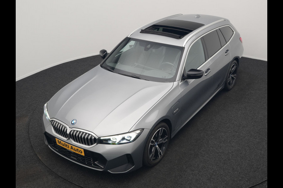 BMW 3 Serie Touring 320e M Sport FACELIFT MODEL Plug In Hybrid Dealer O.H PHEV | Panodak | Trekhaak af Fabriek | Adaptive Cruise |  Alcantara Sportstoelen Memory | Widescreen Navi | Keyless | Sfeerverlichting | Apple Carplay | 18"L.M |