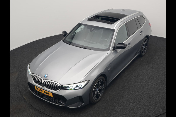 BMW 3 Serie Touring 320e M Sport FACELIFT MODEL Plug In Hybrid Dealer O.H PHEV | Panodak | Trekhaak af Fabriek | Adaptive Cruise |  Alcantara Sportstoelen Memory | Widescreen Navi | Keyless | Sfeerverlichting | Apple Carplay | 18"L.M |