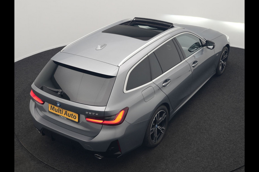 BMW 3 Serie Touring 320e M Sport FACELIFT MODEL Plug In Hybrid Dealer O.H PHEV | Panodak | Trekhaak af Fabriek | Adaptive Cruise |  Alcantara Sportstoelen Memory | Widescreen Navi | Keyless | Sfeerverlichting | Apple Carplay | 18"L.M |