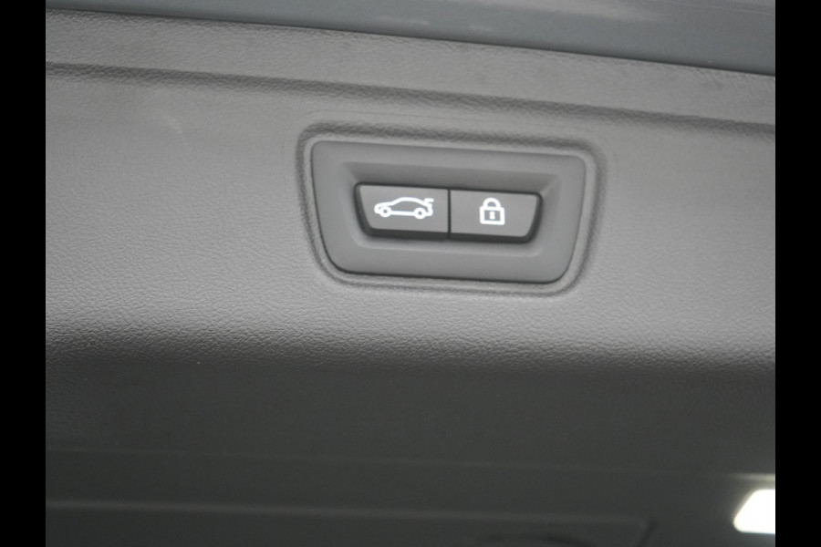 BMW 3 Serie Touring 320e M Sport FACELIFT MODEL Plug In Hybrid Dealer O.H PHEV | Panodak | Trekhaak af Fabriek | Adaptive Cruise |  Alcantara Sportstoelen Memory | Widescreen Navi | Keyless | Sfeerverlichting | Apple Carplay | 18"L.M |