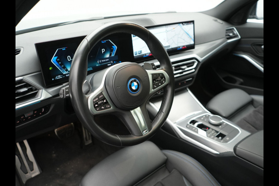 BMW 3 Serie Touring 320e M Sport FACELIFT MODEL Plug In Hybrid Dealer O.H PHEV | Panodak | Trekhaak af Fabriek | Adaptive Cruise |  Alcantara Sportstoelen Memory | Widescreen Navi | Keyless | Sfeerverlichting | Apple Carplay | 18"L.M |