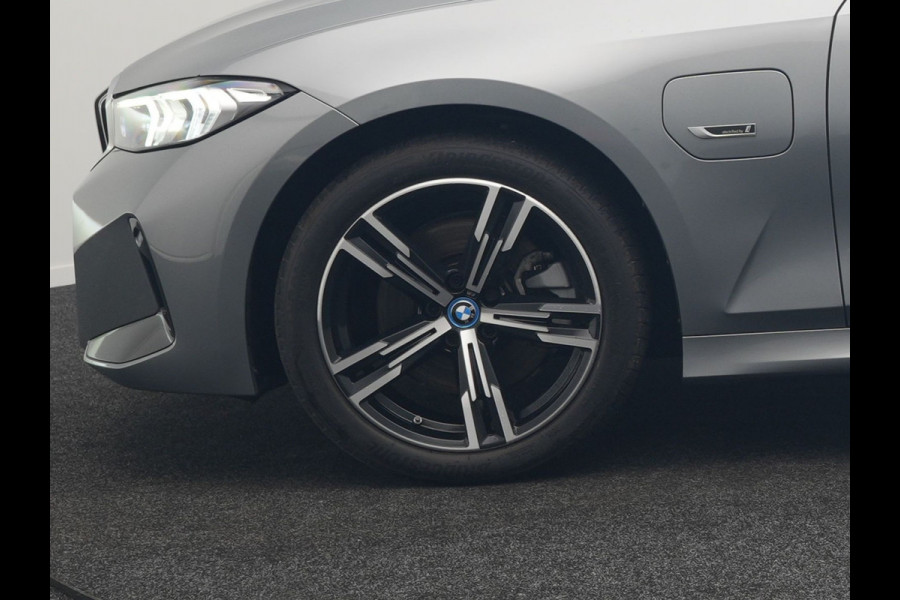 BMW 3 Serie Touring 320e M Sport FACELIFT MODEL Plug In Hybrid Dealer O.H PHEV | Panodak | Trekhaak af Fabriek | Adaptive Cruise |  Alcantara Sportstoelen Memory | Widescreen Navi | Keyless | Sfeerverlichting | Apple Carplay | 18"L.M |