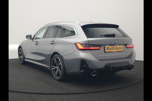 BMW 3 Serie Touring 320e M Sport FACELIFT MODEL Plug In Hybrid Dealer O.H PHEV | Panodak | Trekhaak af Fabriek | Adaptive Cruise |  Alcantara Sportstoelen Memory | Widescreen Navi | Keyless | Sfeerverlichting | Apple Carplay | 18"L.M |