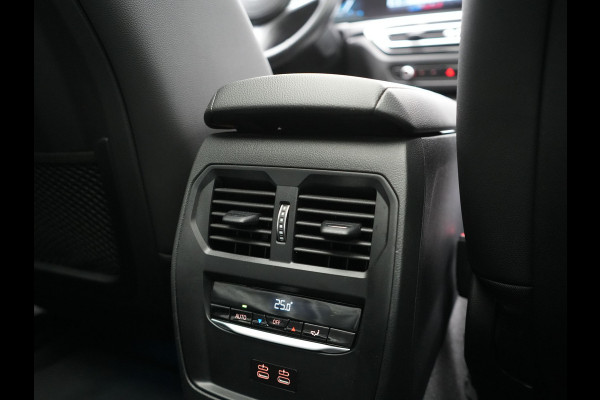 BMW 3 Serie Touring 320e M Sport FACELIFT MODEL Plug In Hybrid Dealer O.H PHEV | Panodak | Trekhaak af Fabriek | Adaptive Cruise |  Alcantara Sportstoelen Memory | Widescreen Navi | Keyless | Sfeerverlichting | Apple Carplay | 18"L.M |