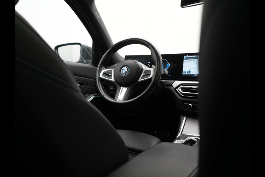 BMW 3 Serie Touring 320e M Sport FACELIFT MODEL Plug In Hybrid Dealer O.H PHEV | Panodak | Trekhaak af Fabriek | Adaptive Cruise |  Alcantara Sportstoelen Memory | Widescreen Navi | Keyless | Sfeerverlichting | Apple Carplay | 18"L.M |