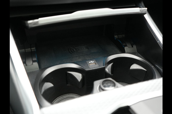 BMW 3 Serie Touring 320e M Sport FACELIFT MODEL Plug In Hybrid Dealer O.H PHEV | Panodak | Trekhaak af Fabriek | Adaptive Cruise |  Alcantara Sportstoelen Memory | Widescreen Navi | Keyless | Sfeerverlichting | Apple Carplay | 18"L.M |