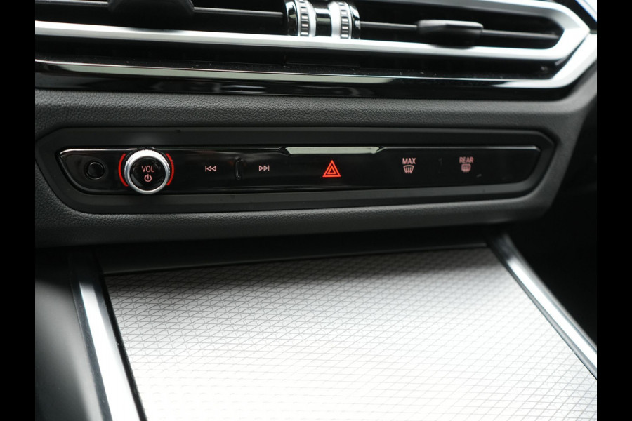 BMW 3 Serie Touring 320e M Sport FACELIFT MODEL Plug In Hybrid Dealer O.H PHEV | Panodak | Trekhaak af Fabriek | Adaptive Cruise |  Alcantara Sportstoelen Memory | Widescreen Navi | Keyless | Sfeerverlichting | Apple Carplay | 18"L.M |