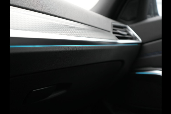 BMW 3 Serie Touring 320e M Sport FACELIFT MODEL Plug In Hybrid Dealer O.H PHEV | Panodak | Trekhaak af Fabriek | Adaptive Cruise |  Alcantara Sportstoelen Memory | Widescreen Navi | Keyless | Sfeerverlichting | Apple Carplay | 18"L.M |