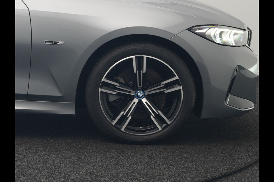 BMW 3 Serie Touring 320e M Sport FACELIFT MODEL Plug In Hybrid Dealer O.H PHEV | Panodak | Trekhaak af Fabriek | Adaptive Cruise |  Alcantara Sportstoelen Memory | Widescreen Navi | Keyless | Sfeerverlichting | Apple Carplay | 18"L.M |