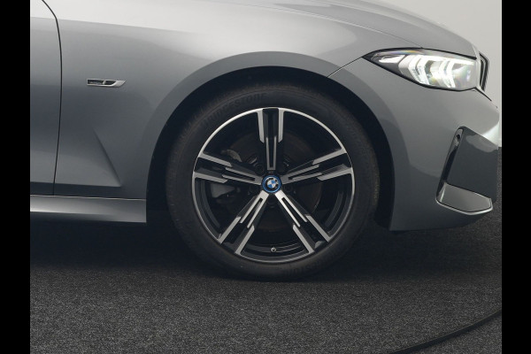 BMW 3 Serie Touring 320e M Sport FACELIFT MODEL Plug In Hybrid Dealer O.H PHEV | Panodak | Trekhaak af Fabriek | Adaptive Cruise |  Alcantara Sportstoelen Memory | Widescreen Navi | Keyless | Sfeerverlichting | Apple Carplay | 18"L.M |