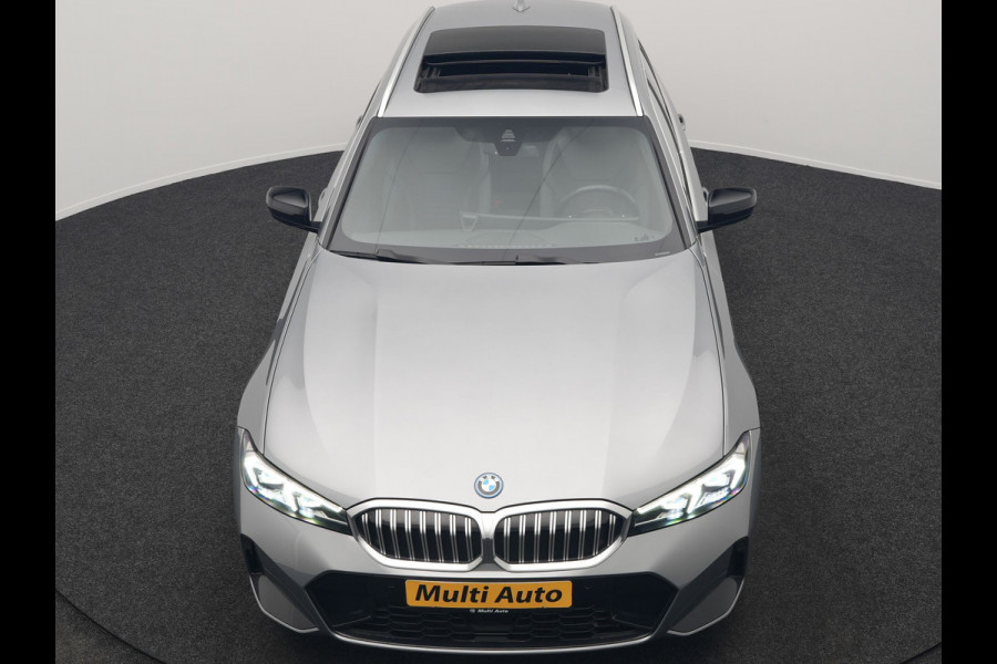 BMW 3 Serie Touring 320e M Sport FACELIFT MODEL Plug In Hybrid Dealer O.H PHEV | Panodak | Trekhaak af Fabriek | Adaptive Cruise |  Alcantara Sportstoelen Memory | Widescreen Navi | Keyless | Sfeerverlichting | Apple Carplay | 18"L.M |