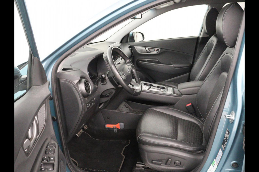 Hyundai Kona EV Premium 64 kWh | SOH 95% | Stoelventilatie | Leder | Head-Up | Warmtepomp | Camera | Achterbankverwarming | Carplay | Navigatie | Adaptive cruise | Keyless | Parkeerhulp