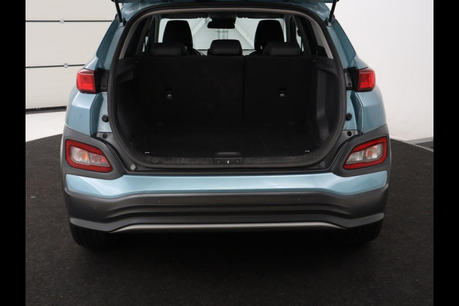 Hyundai Kona EV Premium 64 kWh | SOH 95% | Stoelventilatie | Leder | Head-Up | Warmtepomp | Camera | Achterbankverwarming | Carplay | Navigatie | Adaptive cruise | Keyless | Parkeerhulp