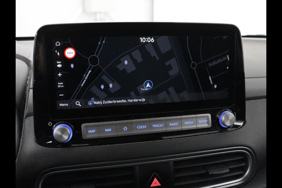 Hyundai Kona EV Premium 64 kWh | SOH 95% | Stoelventilatie | Leder | Head-Up | Warmtepomp | Camera | Achterbankverwarming | Carplay | Navigatie | Adaptive cruise | Keyless | Parkeerhulp