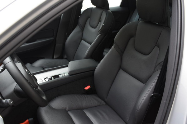 Volvo XC60 T6 350PK Automaat Plug-in Hybrid AWD Ultra Dark / Navigatie / Adaptieve Cruise control / Head Up-Display / Panorama dak / Leder / Elektrische stoelen / 360 Camera / Trekhaak / 20" Velgen